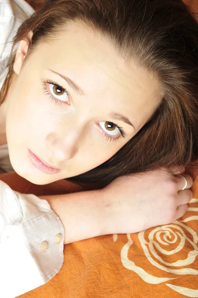 Vértes szóló, az ágyon, a csinos fiatal lány portréja — Stock Fotó