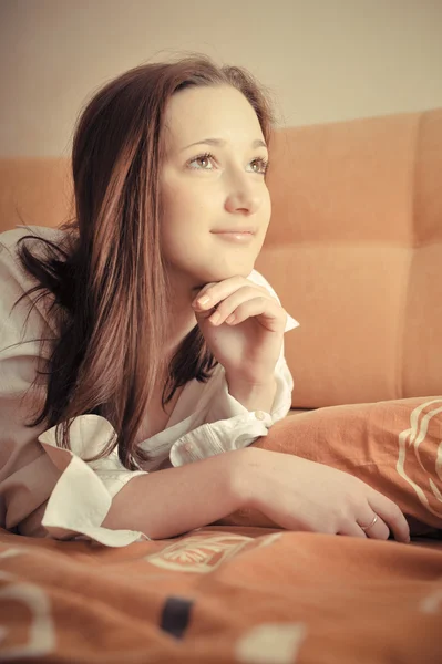 若いきれいな女の子彼女のベッドの上に敷設のクローズ アップの肖像画 — ストック写真