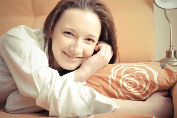 若いきれいな女の子彼女のベッドの上に敷設のクローズ アップの肖像画 — Stockfoto