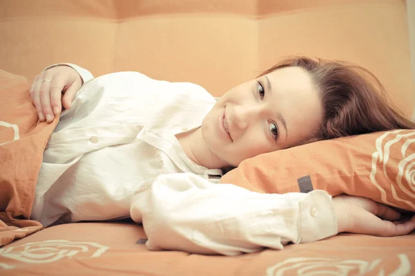 Closeup πορτρέτο του όμορφη κοπέλα τοποθέτηση στο κρεβάτι της — Φωτογραφία Αρχείου
