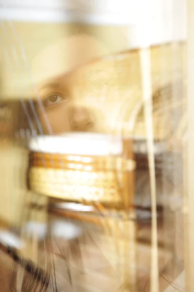 Mladá žena stojící u okna, čaj, denní snění — Stock fotografie