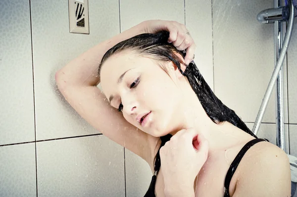 Schöne junge Frau unter der Dusche — Stockfoto