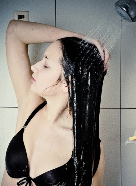 Gyönyörű fiatal nő, hogy a zuhany — Stock Fotó