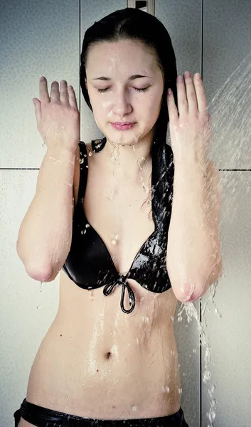 Красивая молодая женщина принимает душ — стоковое фото
