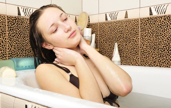 性感的年轻女性享受沐浴的特写 — 图库照片