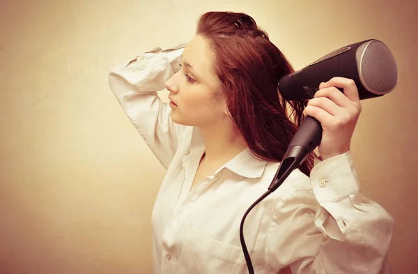 美丽的女人干燥她的头发，吹风机 — 图库照片
