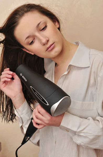 Gyönyörű nő haját hajszárítóval szárítás — Stock Fotó