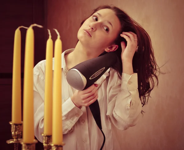 Bella donna asciugandosi i capelli con asciugacapelli — Foto Stock