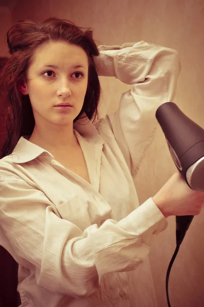 美丽的女人干燥她的头发，吹风机 — 图库照片