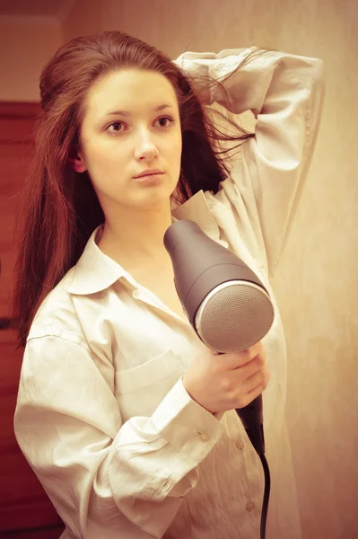Vacker kvinna torka håret med hårtork — Stockfoto