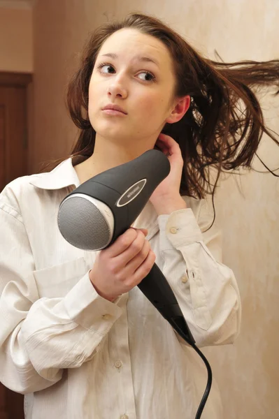 Όμορφη γυναίκα ξήρανση τα μαλλιά με στεγνωτήρα μαλλιών — Φωτογραφία Αρχείου