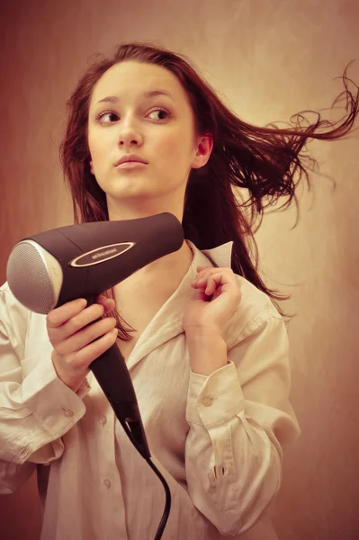 Mooie vrouw drogen haar haren met wc en haardroger — Stockfoto