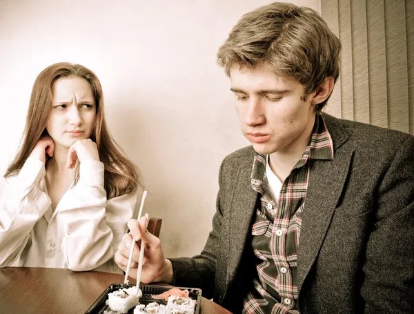 Приваблива молода пара їсть суші — стокове фото