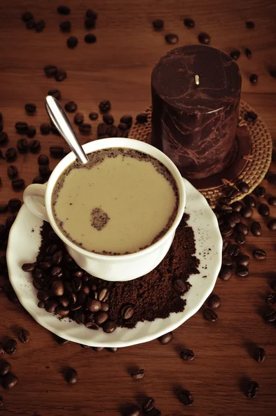 Xícara quente de café no fundo marrom — Fotografia de Stock