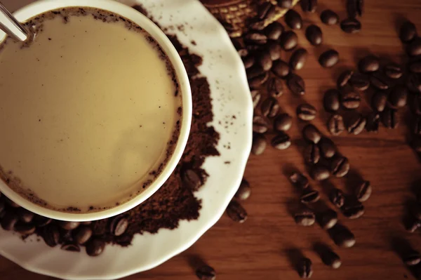 Тепла чашка кави на коричневому фоні — стокове фото