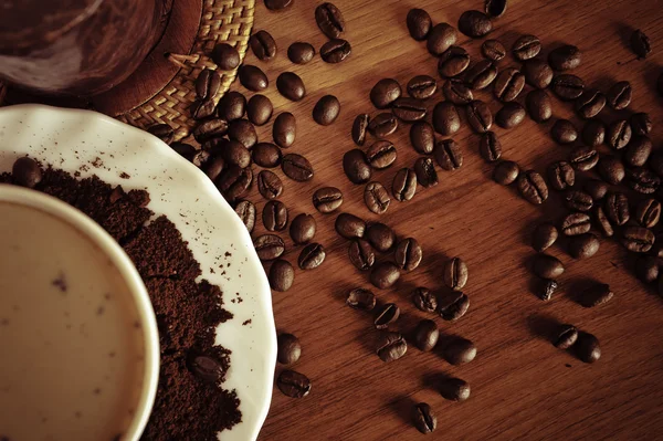 Теплой чашки кофе на коричневом фоне — стоковое фото