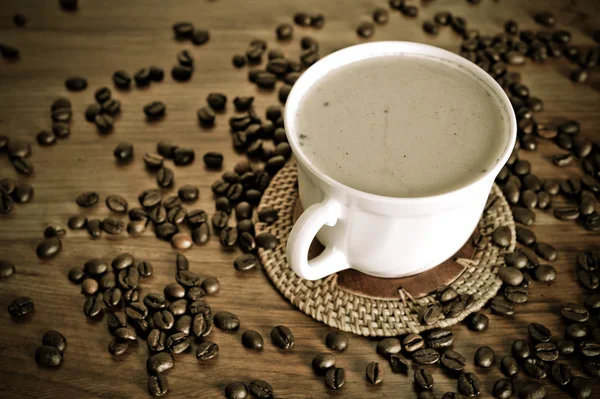 Ζεστό φλιτζάνι καφέ σε καφέ φόντο — Φωτογραφία Αρχείου
