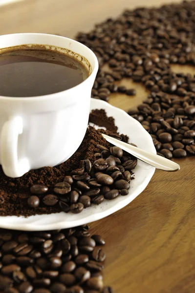 Kahverengi arka planda bir fincan sıcak kahve. — Stok fotoğraf