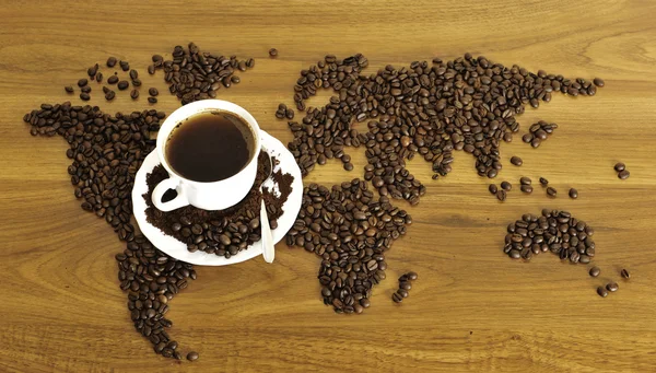 커피 콩의 만든 세계 지도의 극적인 사진. — 스톡 사진