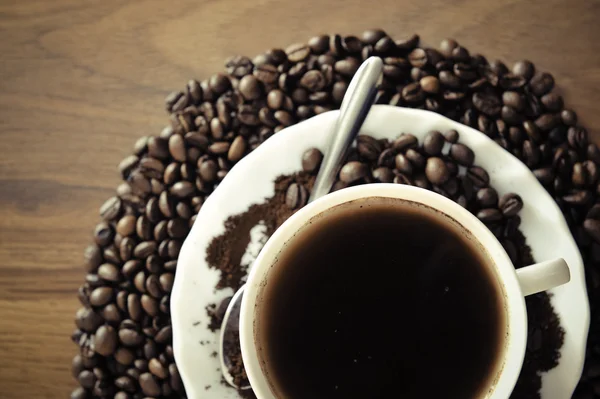 Tazza calda di caffè su sfondo marrone — Foto Stock