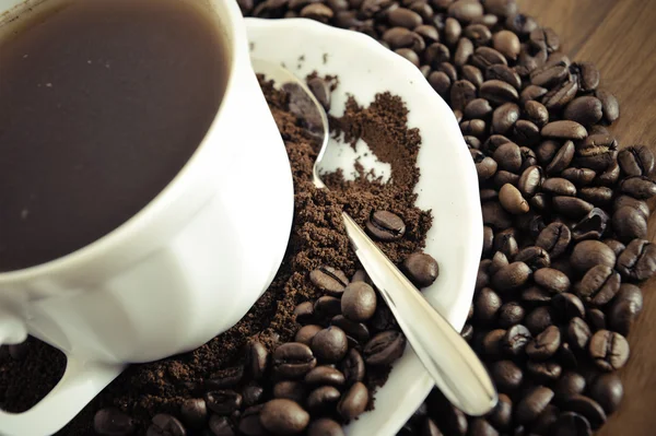 Warme Tasse Kaffee auf braunem Hintergrund — Stockfoto