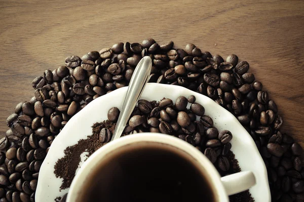 Taza de café caliente sobre fondo marrón. Foto retro — Foto de Stock