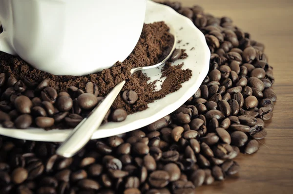 Tazza calda di caffè su sfondo marrone — Foto Stock