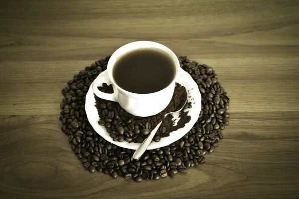 Taza de café caliente sobre fondo marrón — Foto de Stock
