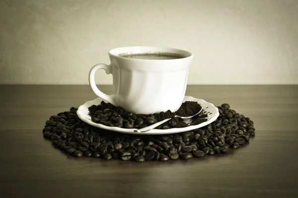 Teplý šálek kávy na hnědém pozadí — Stock fotografie
