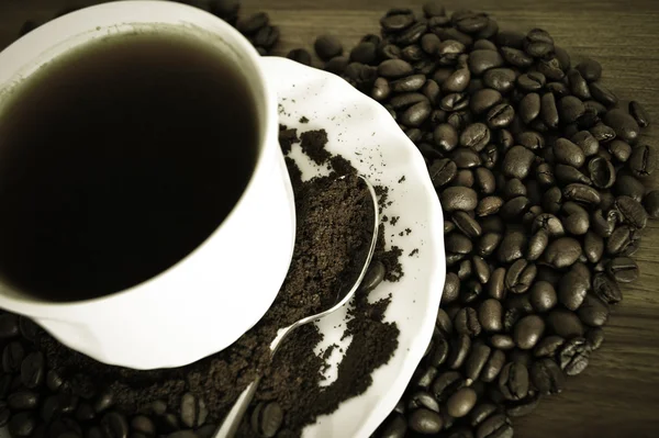 Meleg csésze kávé barna háttér — Stock Fotó