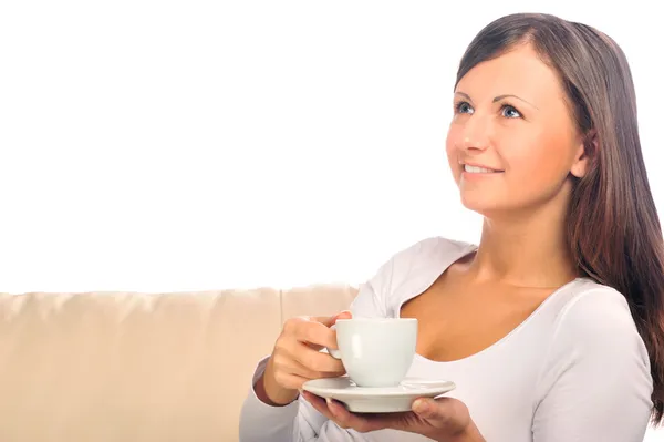Jovem mulher em casa tomando chá de uma xícara — Fotografia de Stock