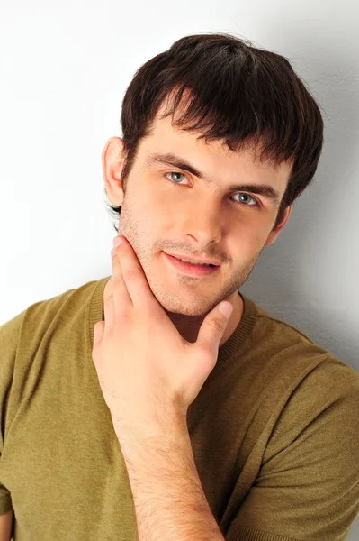 Handsome man casually leaning against the wall — Stock Photo, Image