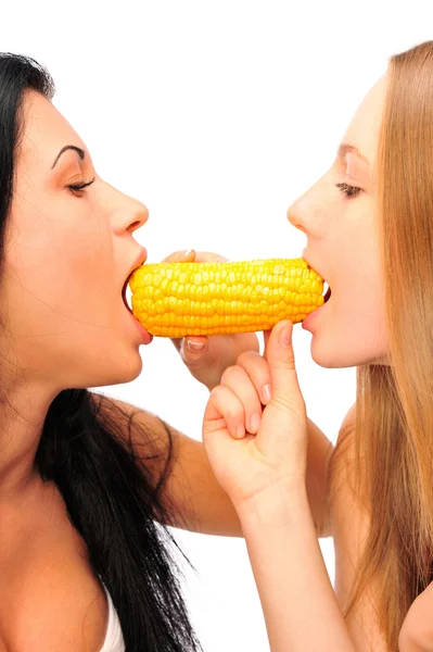 Deux femmes qui mangent du maïs en même temps de différents côtés — Photo