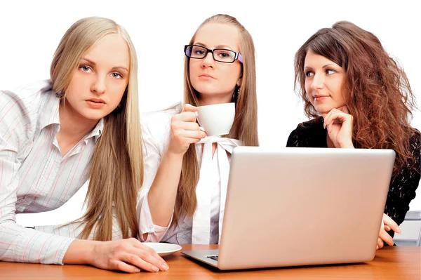 Groep van vrouwen met een laptopcomputer - geïsoleerd — Stockfoto