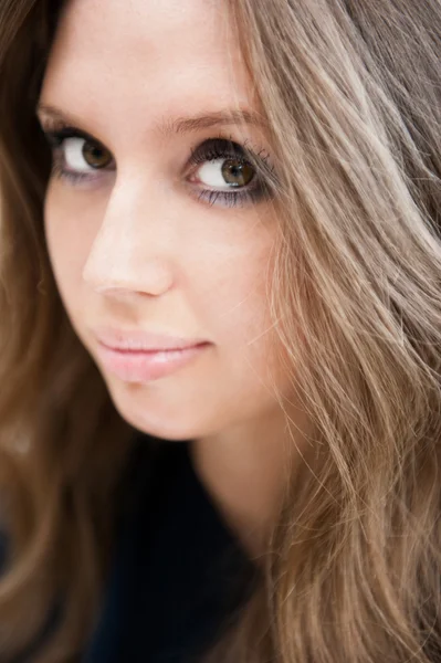 Szép nő, hosszú egyenes barna haja látszó-on fényképezőgép — Stock Fotó