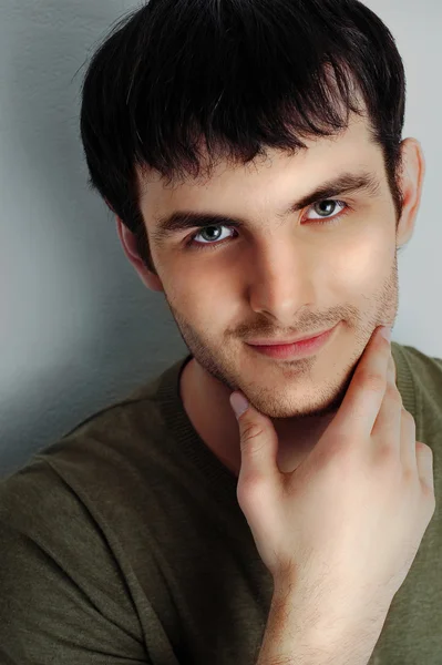 Closeup módní portrét mladého muže, sexy — Stock fotografie