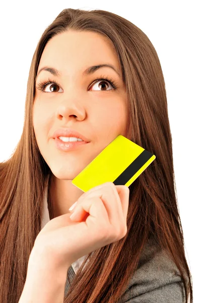 Mujer rubia feliz mostrando tarjeta de crédito en blanco — Foto de Stock