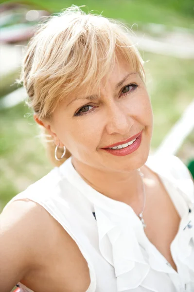 Portrait of a female smiling in a park — Stock Photo, Image