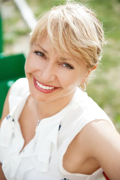Portret van een vrouwelijke glimlachend in een park — Stockfoto