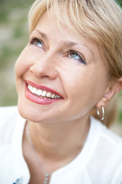 Porträt einer lächelnden Frau in einem Park — Stockfoto