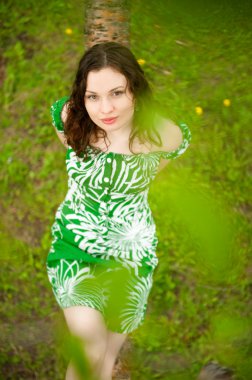 yeşil elbise sı giyen genç güzel kadın portre portre