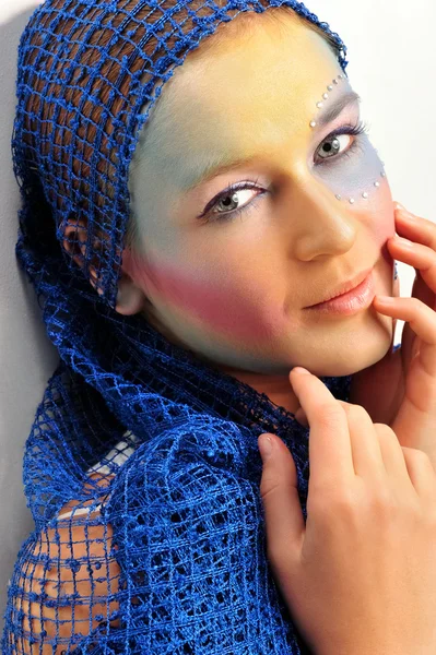 Närbild mode porträtt av söt kvinna med färgglada ljus gör — Stockfoto