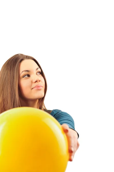 Giovane donna che lavora con una palla isolata su un backgrou bianco — Foto Stock