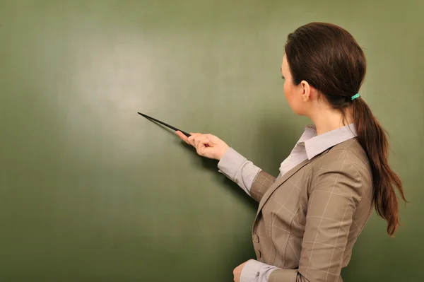 黒板と exp の近くに立っている若い女性教師の肖像 — ストック写真