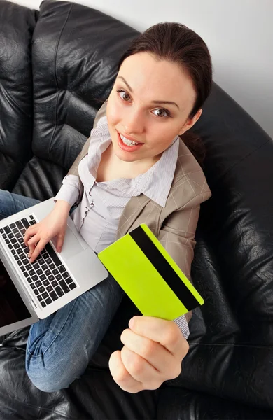 Retrato de bela mulher de negócios com laptop e cartão de crédito — Fotografia de Stock