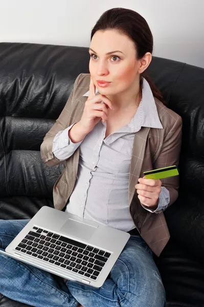 Retrato de hermosa mujer de negocios con computadora portátil y tarjeta de crédito —  Fotos de Stock