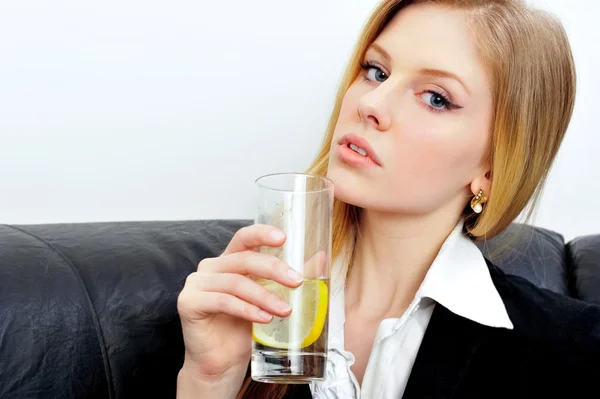 Retrato de cerca de una joven mujer de negocios bebiendo agua con nat —  Fotos de Stock
