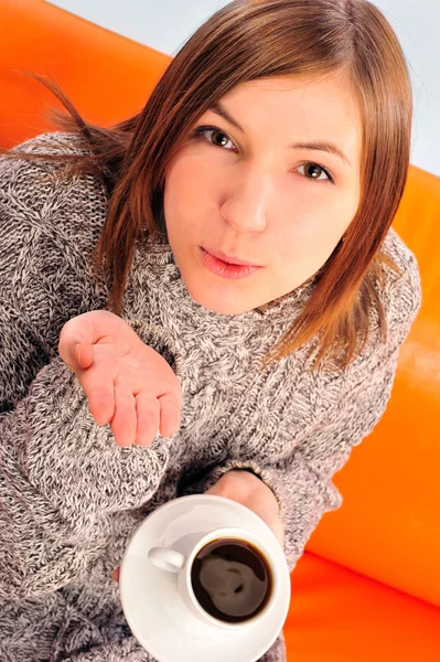 Hermosa mujer sosteniendo taza de café negro —  Fotos de Stock