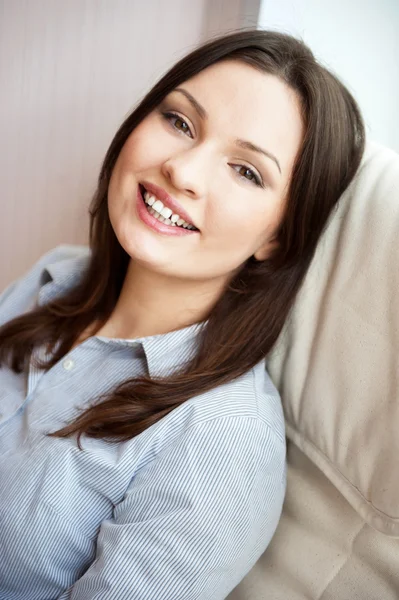 Zbliżenie portret słodkie młody biznes kobieta uśmiech — Zdjęcie stockowe