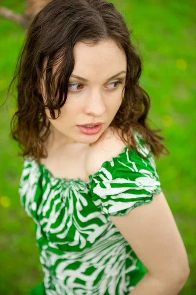 근접 촬영 시 녹색 드레스를 입고 젊은 아름 다운 여자의 초상화 — 스톡 사진